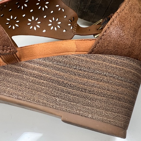 Kenneth Cole Reaction Women's Roll T-Strap Wedge Sandal Size 8 - Picture 16 of 16